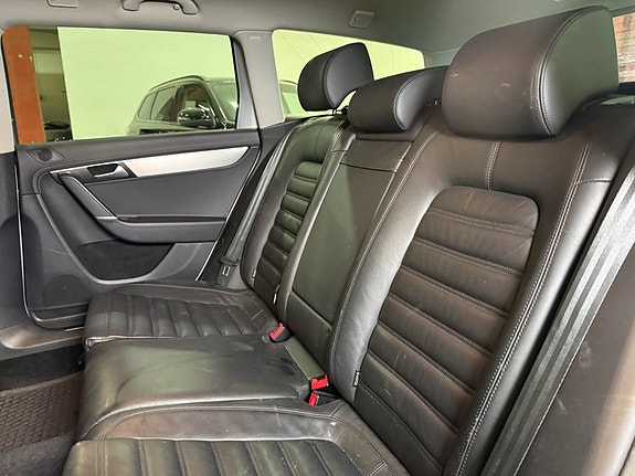 Volkswagen Passat Alltrack 13 of 30