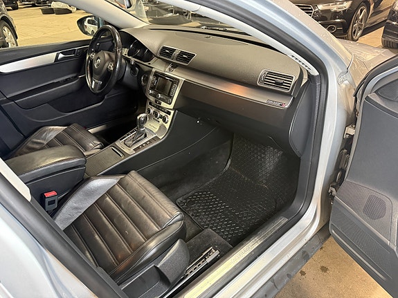 Volkswagen Passat Alltrack 14 of 30