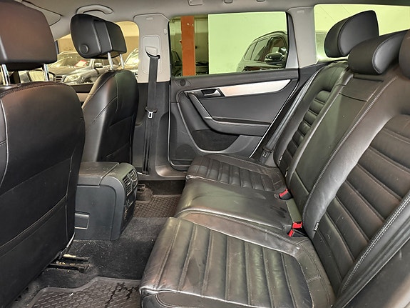 Volkswagen Passat Alltrack 12 of 30
