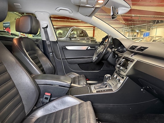 Volkswagen Passat Alltrack 16 of 30