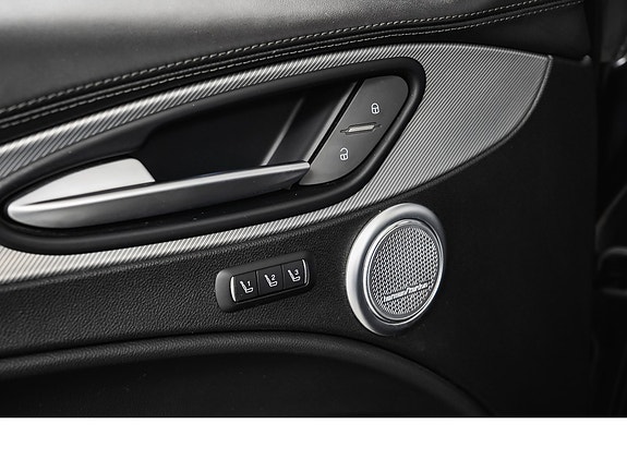 Alfa Romeo Stelvio 22 of 30