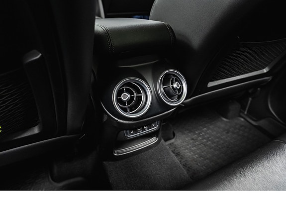 Alfa Romeo Stelvio 27 of 30