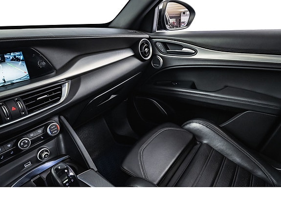 Alfa Romeo Stelvio 17 of 30