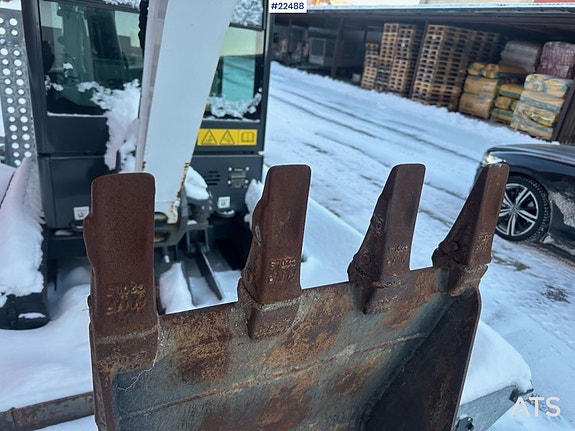 Bobcat E19 minigraver m/ henger, graveskuffe, pusseskuffe og hydraulisk steinklype. SE TIMER! 9 of 13