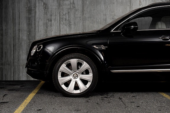 Bentley Bentayga 10 of 30