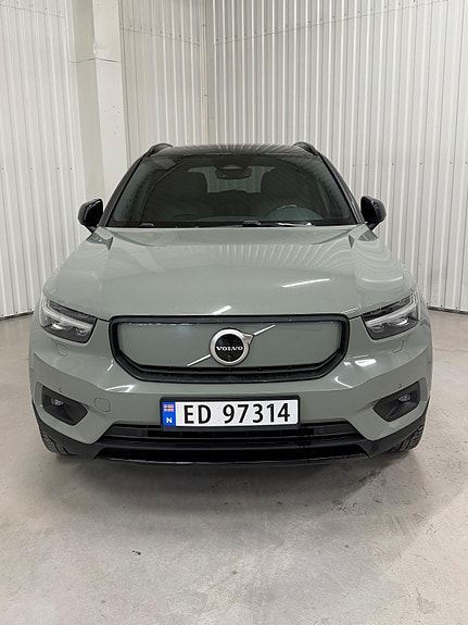 Volvo XC40 2 of 23
