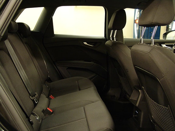 Audi Q4 e-tron 6 of 17