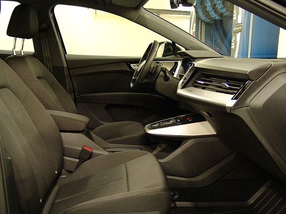 Audi Q4 e-tron 9 of 17