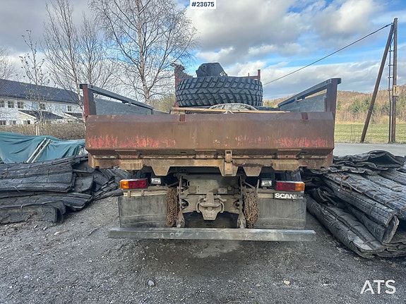 Scania P93H kranbil med 14 t/m kran og Laxo feste og tipp på kassen. Nylig EU-godkjent. SE VIDEO 4 of 30