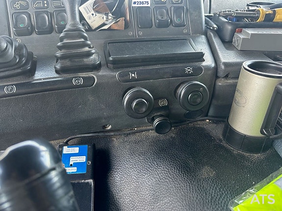 Scania P93H kranbil med 14 t/m kran og Laxo feste og tipp på kassen. Nylig EU-godkjent. SE VIDEO 18 of 30