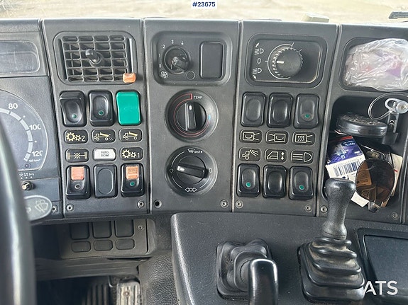 Scania P93H kranbil med 14 t/m kran og Laxo feste og tipp på kassen. Nylig EU-godkjent. SE VIDEO 23 of 30