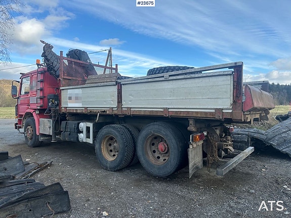 Scania P93H kranbil med 14 t/m kran og Laxo feste og tipp på kassen. Nylig EU-godkjent. SE VIDEO 7 of 30
