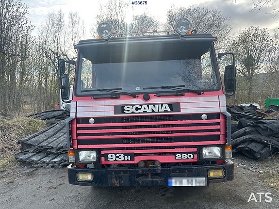 Scania P93H kranbil med 14 t/m kran og Laxo feste og tipp på kassen. Nylig EU-godkjent. SE VIDEO 10 of 30
