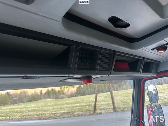 Scania P93H kranbil med 14 t/m kran og Laxo feste og tipp på kassen. Nylig EU-godkjent. SE VIDEO 19 of 30