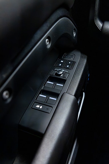 Land Rover Defender 110 18 of 30