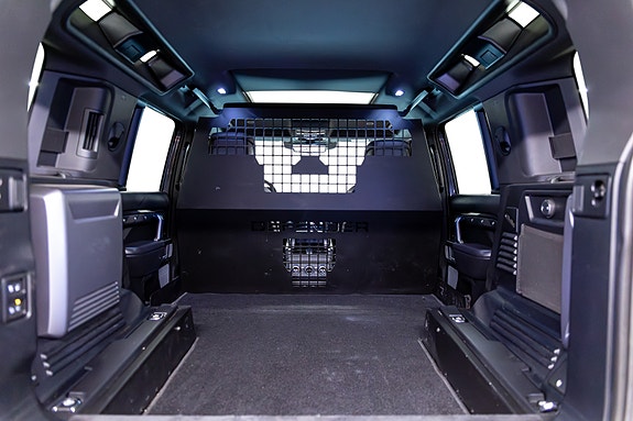 Land Rover Defender 110 13 of 30