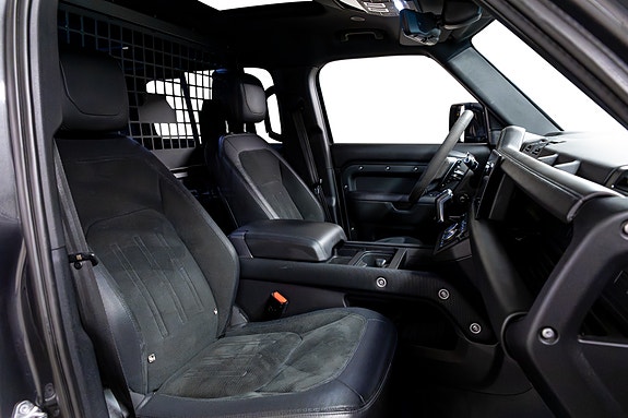 Land Rover Defender 110 19 of 30