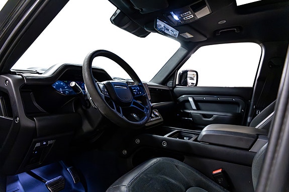 Land Rover Defender 110 16 of 30