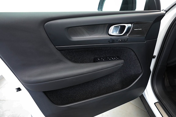 Volvo XC40 30 of 30