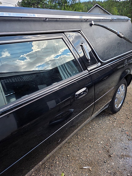 Cadillac Deville 4 of 9