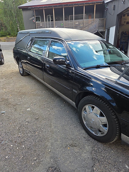 Cadillac Deville 2 of 9