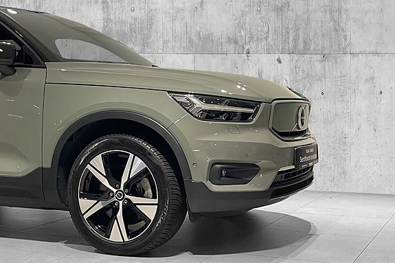 Volvo XC40 2 of 27