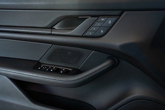 Porsche Taycan Cross Turismo 15 of 27