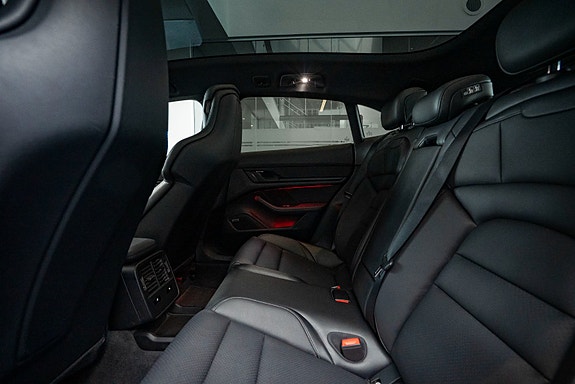 Porsche Taycan Cross Turismo 26 of 27