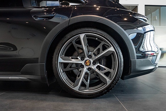 Porsche Taycan Cross Turismo 6 of 27