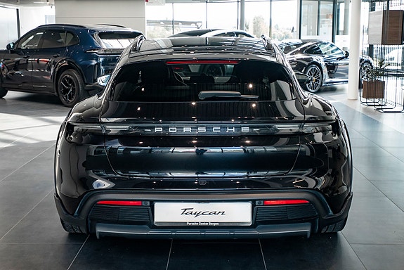 Porsche Taycan Cross Turismo 8 of 27