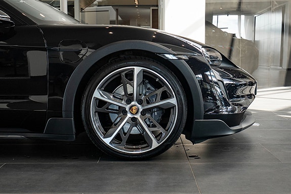 Porsche Taycan Cross Turismo 12 of 27