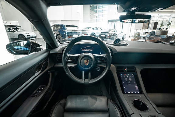Porsche Taycan Cross Turismo 17 of 27