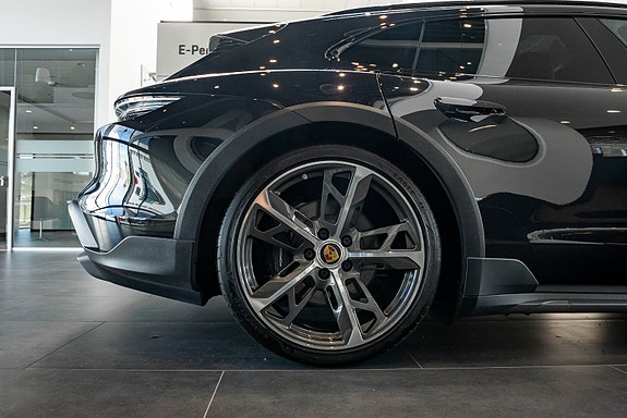 Porsche Taycan Cross Turismo 11 of 27