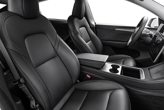 Tesla Model Y 28 of 30