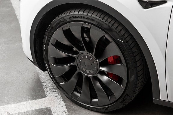 Tesla Model Y 10 of 30