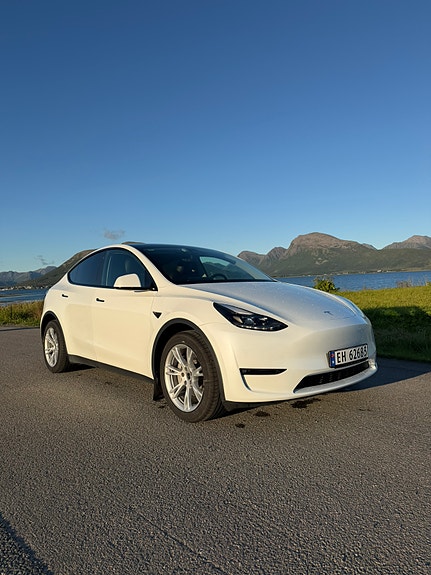 Tesla Model Y 3 of 4