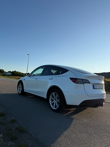 Tesla Model Y 4 of 4