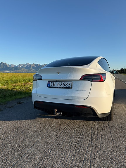 Tesla Model Y 2 of 4
