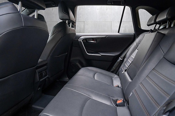 Toyota RAV4 Plug-in Hybrid 15 of 20