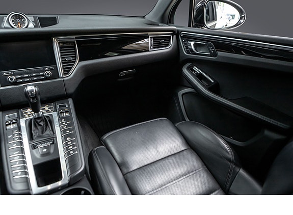 Porsche Macan 12 of 30