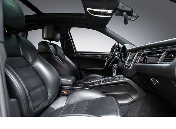 Porsche Macan 13 of 30