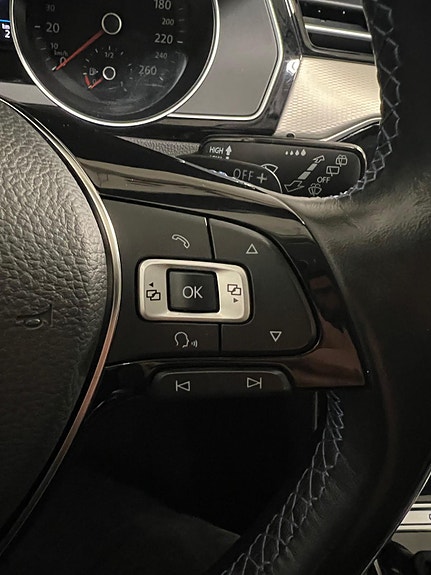 Volkswagen Passat 13 of 30