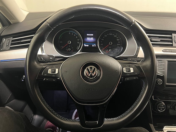 Volkswagen Passat 11 of 30