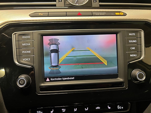 Volkswagen Passat 18 of 30