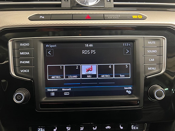 Volkswagen Passat 19 of 30