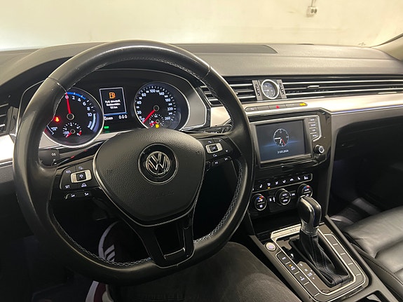 Volkswagen Passat 15 of 30