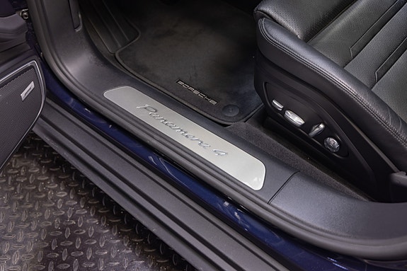 Porsche Panamera 4 12 of 30
