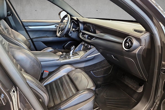 Alfa Romeo Stelvio 18 of 20