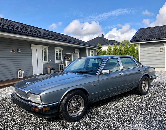 Jaguar XJ 9 of 10