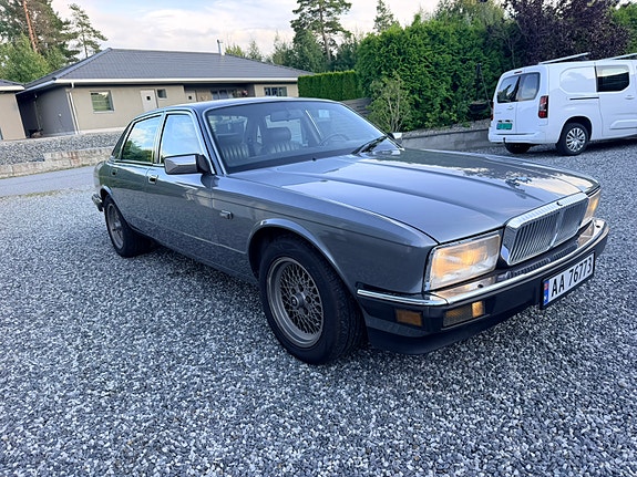 Jaguar XJ 2 of 10
